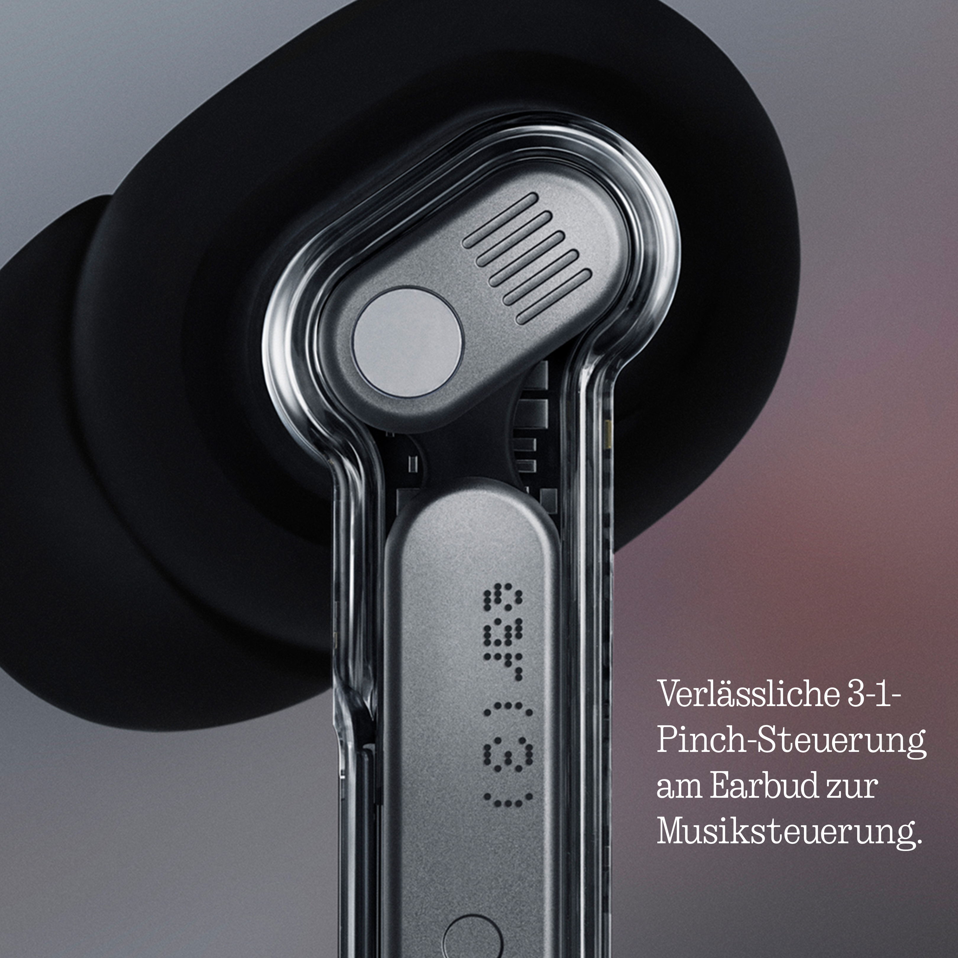 Ein silberner Earbud mit taktiler Steuerung und einem Smiley-Symbol. Nahaufnahme.