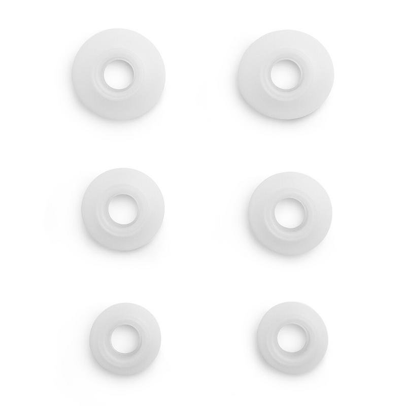 Seis almohadillas blancas para auriculares con aberturas redondas.