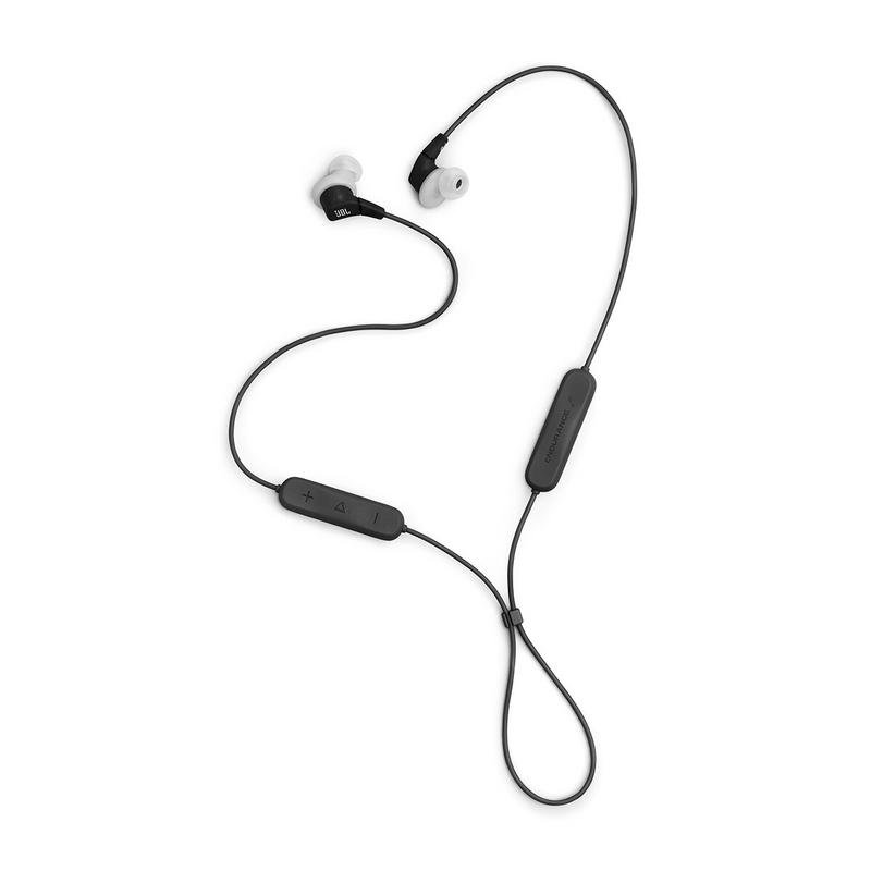 Auriculares JBL negros con cable y control remoto en línea sobre fondo blanco.