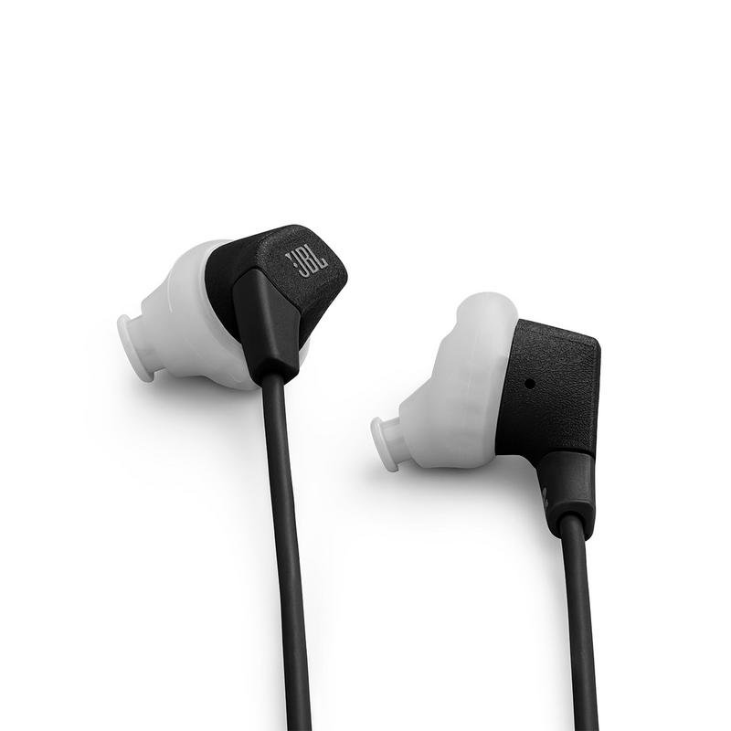 Dos auriculares JBL blancos y negros con cable sobre fondo blanco.