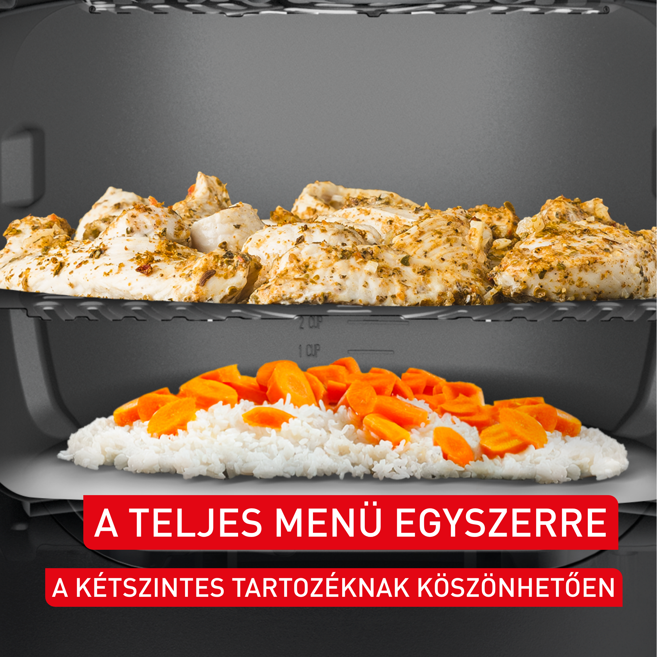 Fűszeres sült csirke és rizs répával egy kétszintes főzőedényben.