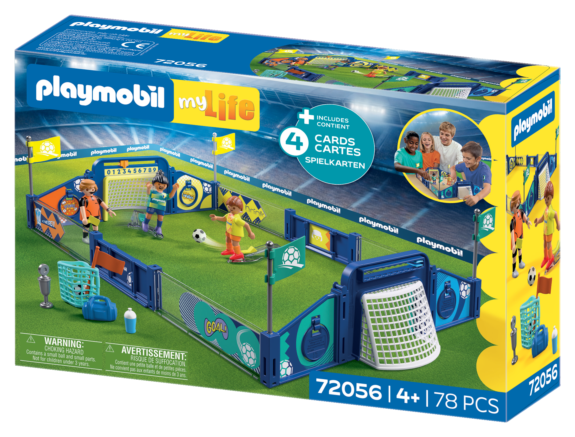 Playmobil-Fußballspielset mit Spielfiguren, Toren und Zubehör auf einem Rasenfeld.