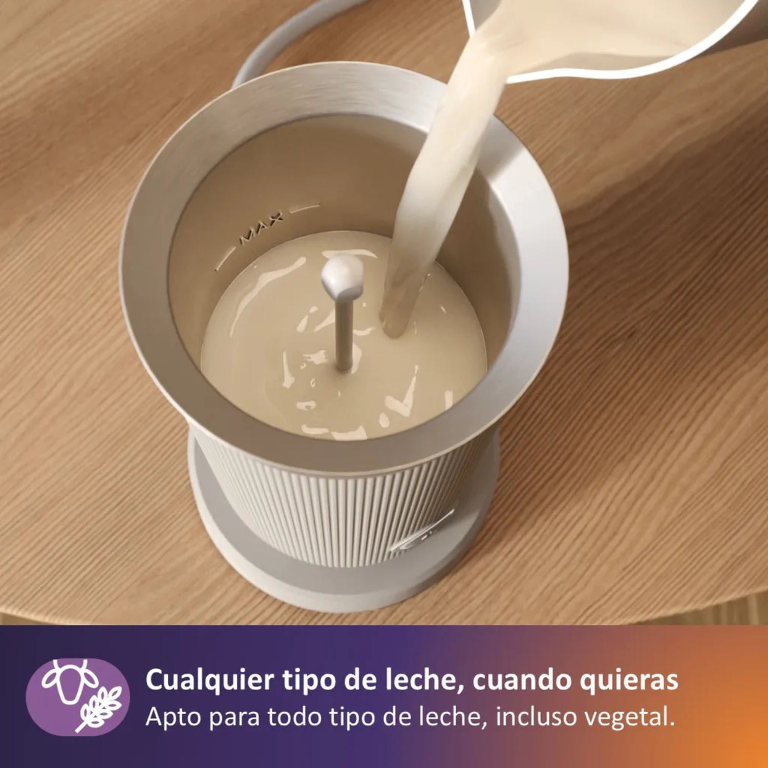 Líquido vertido en una jarra sobre una mesa de madera.
