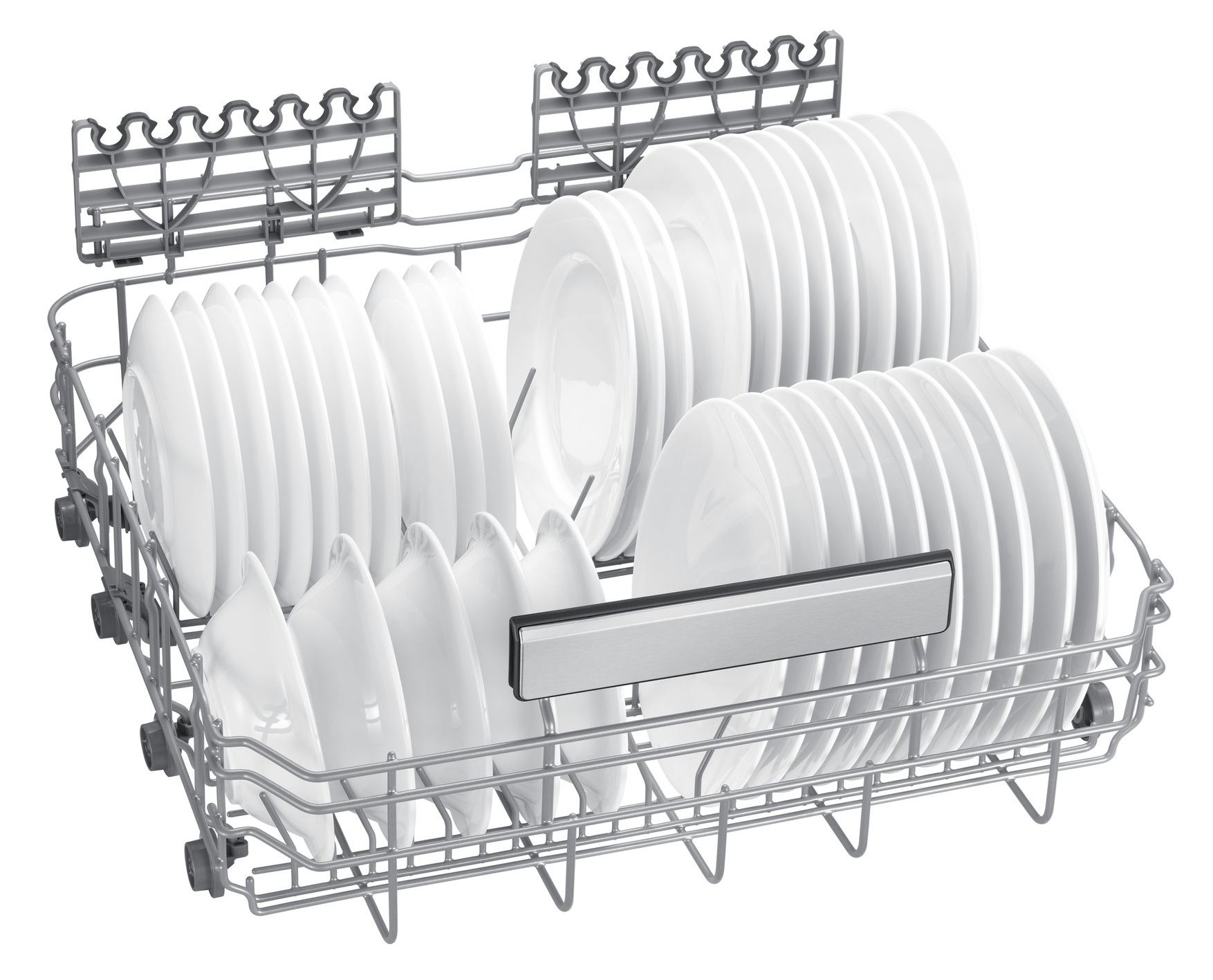 Kosz zmywarki z białymi talerzami i miskami, na białym tle.