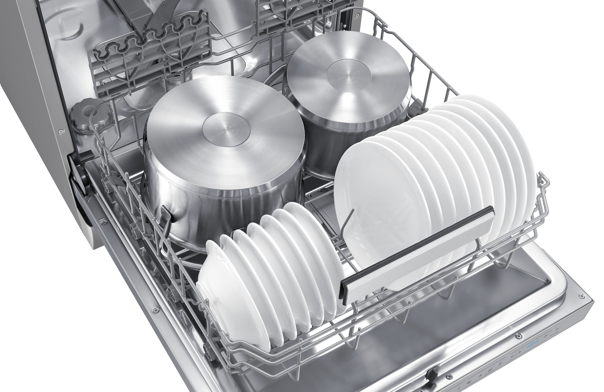 Otwarta zmywarka z dwoma garnkami ze stali nierdzewnej i ułożonymi talerzami.