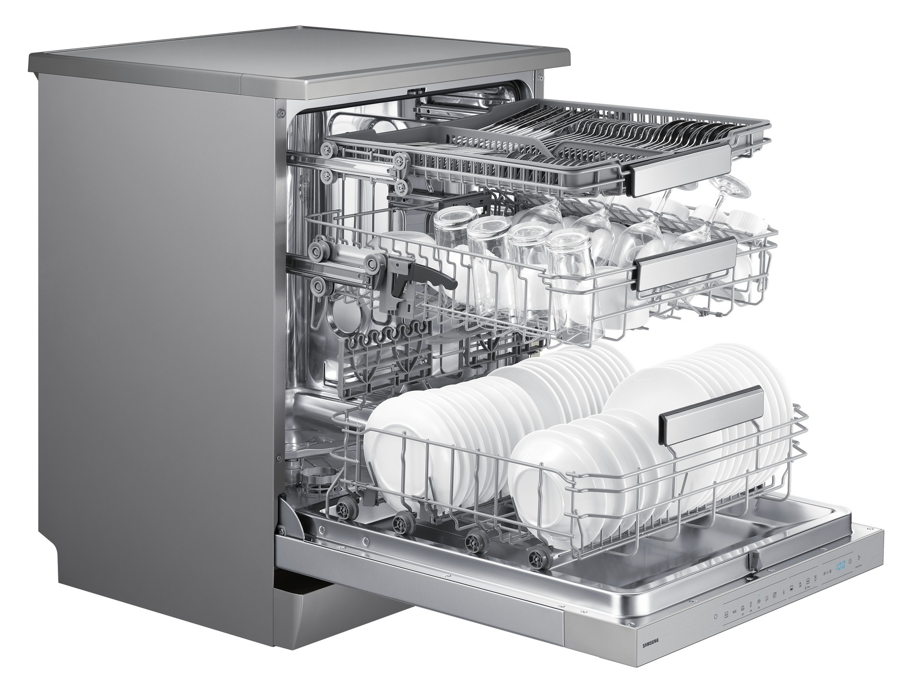 Otwarta, srebrna zmywarka z dwoma koszami pełnymi naczyń: talerze na dole, szklanki i sztućce na górze.