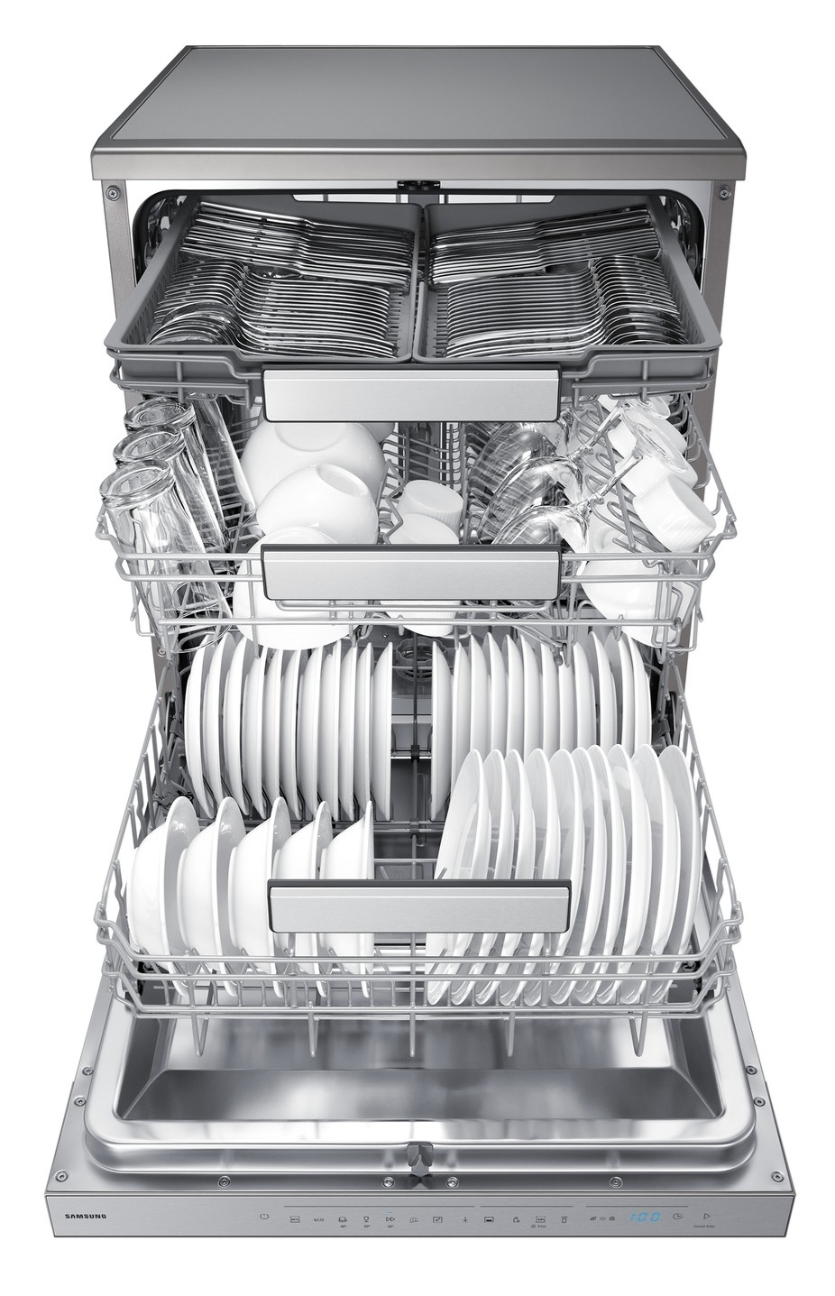 Otwarta zmywarka z trzema koszami wypełnionymi naczyniami, szklankami i sztućcami.