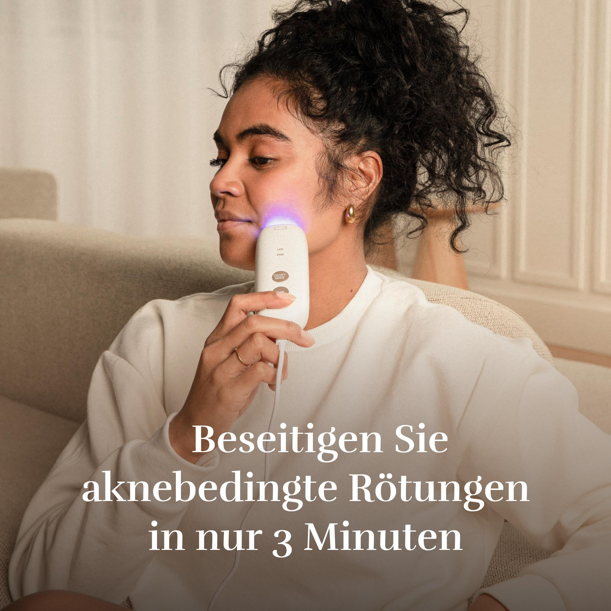 Eine Frau nutzt ein Hautpflegegerät mit blauem Licht auf ihrer Wange.