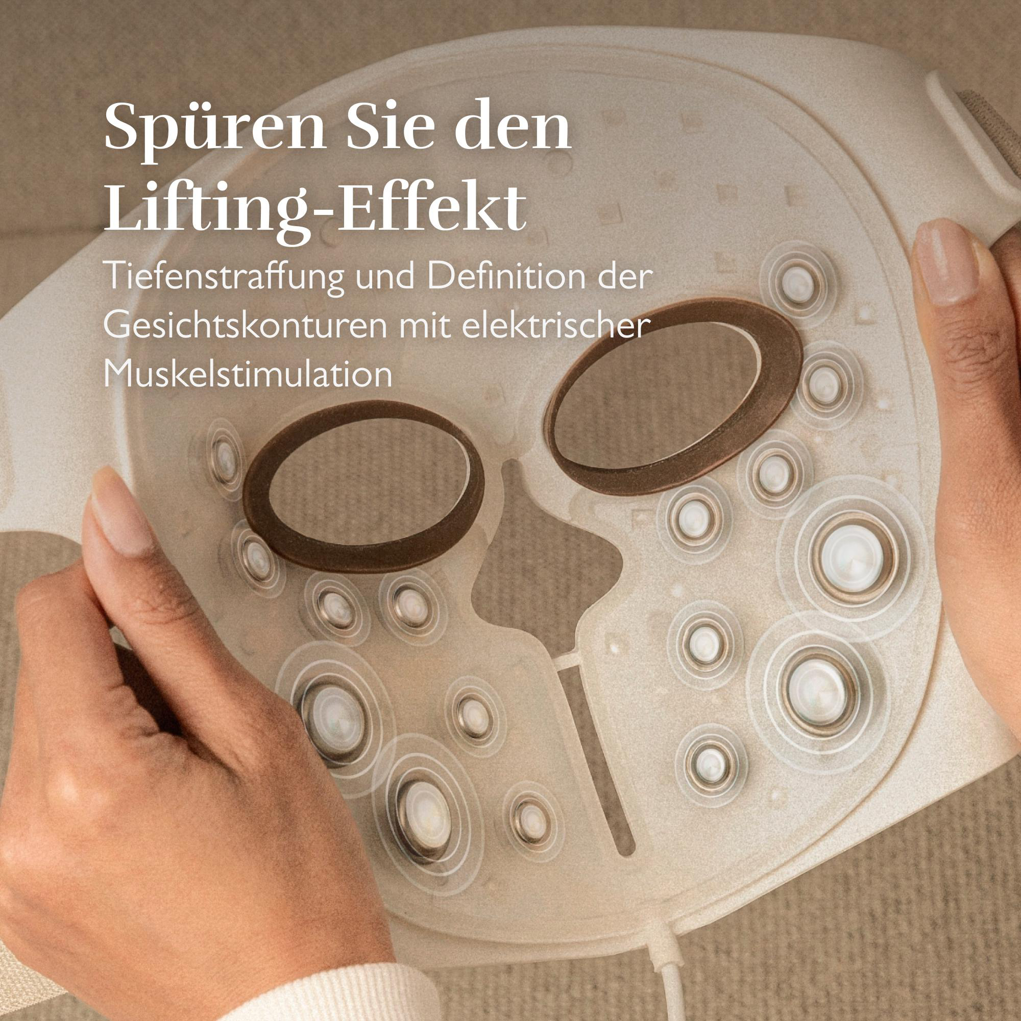 Eine Hand hält eine Gesichtsmaske mit elektrischen Stimulationspunkten.