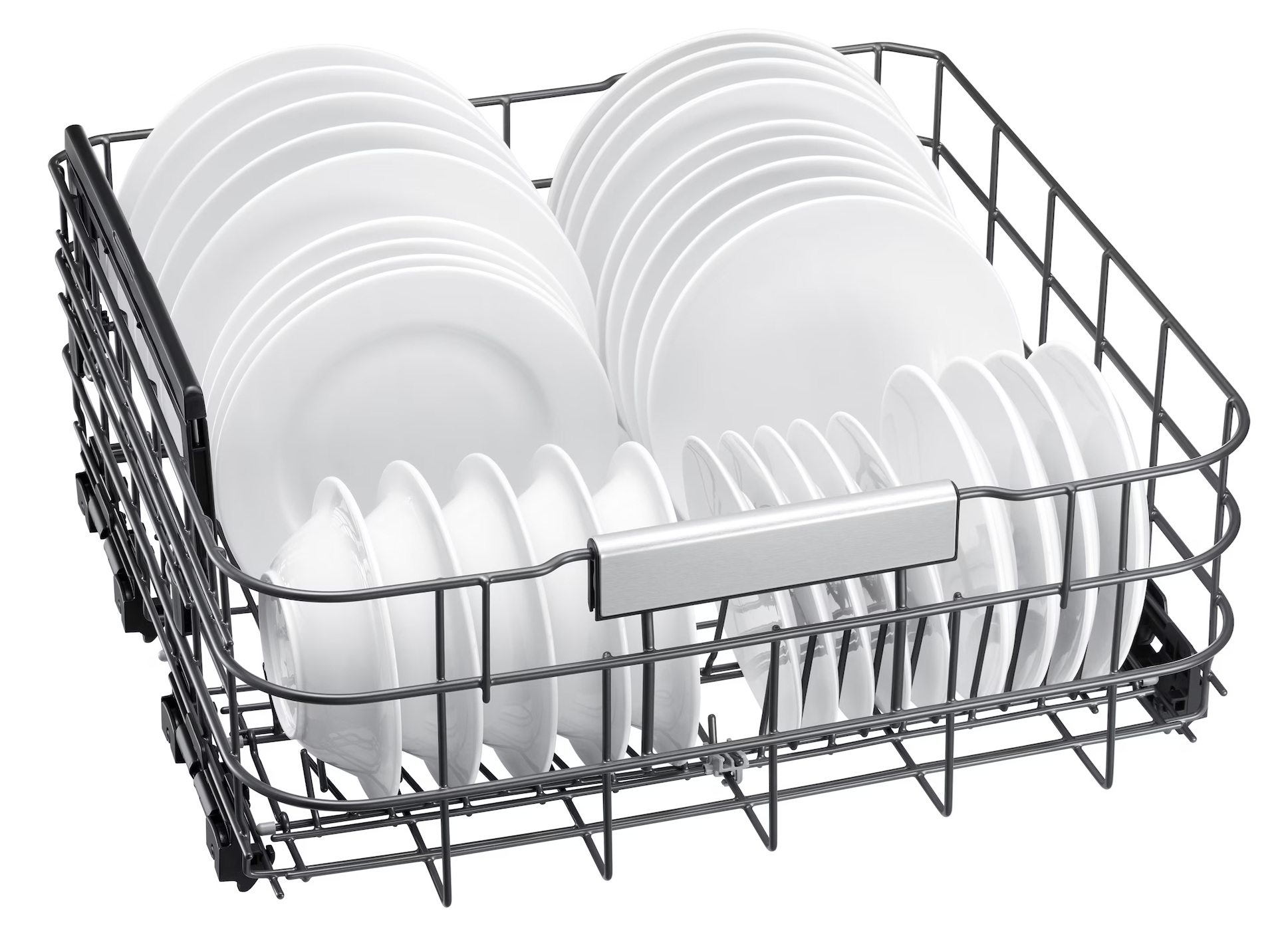 Kosz zmywarki wypełniony białymi talerzami i miskami, gotowy do mycia.