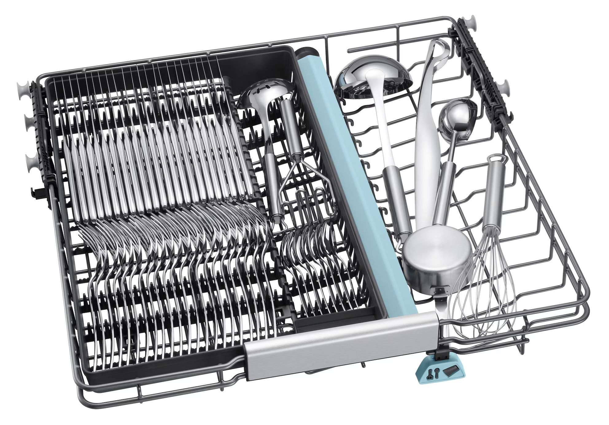 Kosz do zmywarki z sztućcami: łyżki, widelce i trzepaczka. Srebrne naczynia schludnie ułożone.