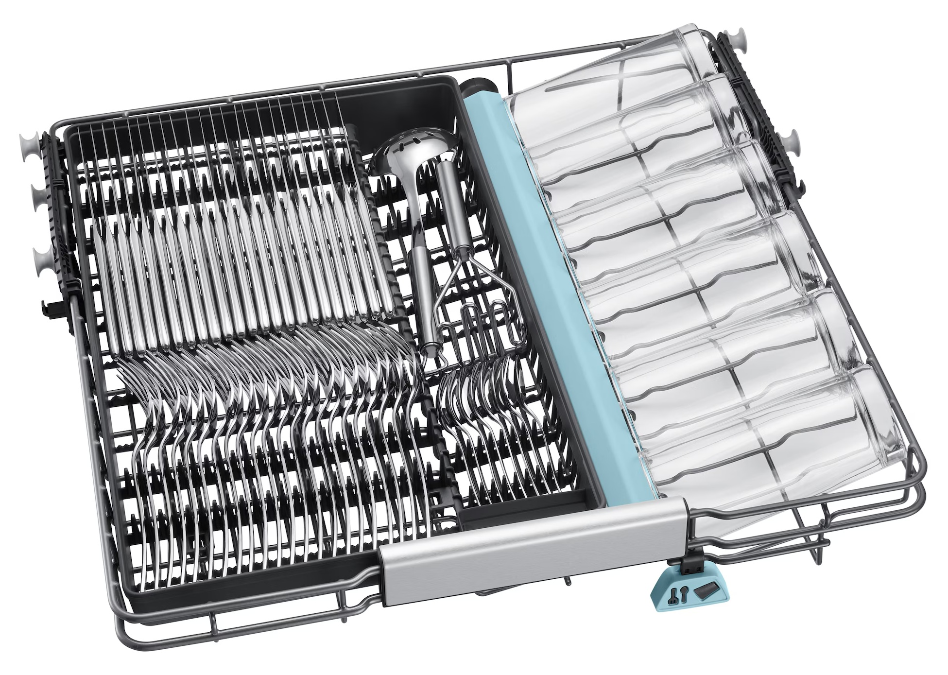 Kosz zmywarki z wieloma srebrnymi widelcami, nożami i szklankami.