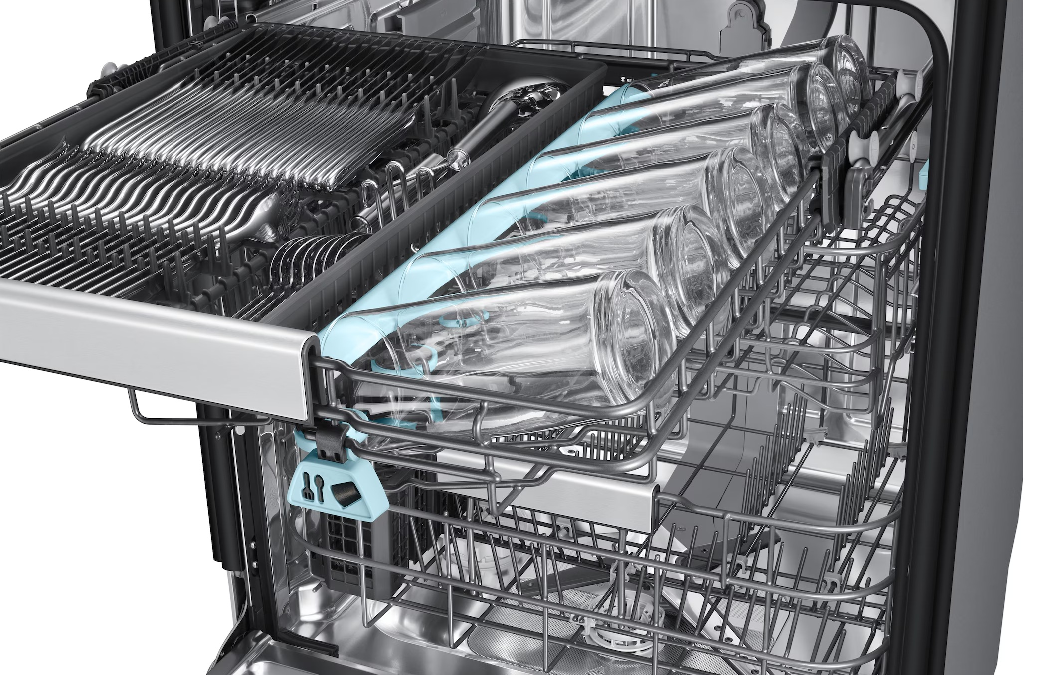 Widok wnętrza otwartej zmywarki z koszem na sztućce i szklankami.