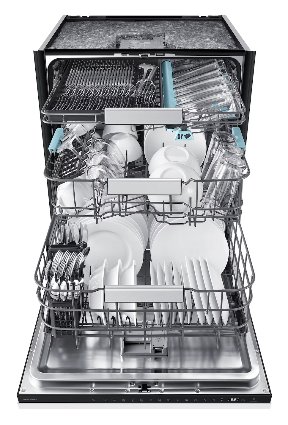 Otwarta zmywarka z trzema koszami załadowanymi białymi talerzami, szklankami i sztućcami.