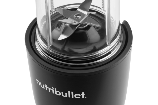 Nahaufnahme eines schwarzen NutriBullet-Mixers mit transparentem Behälter und Klingen.