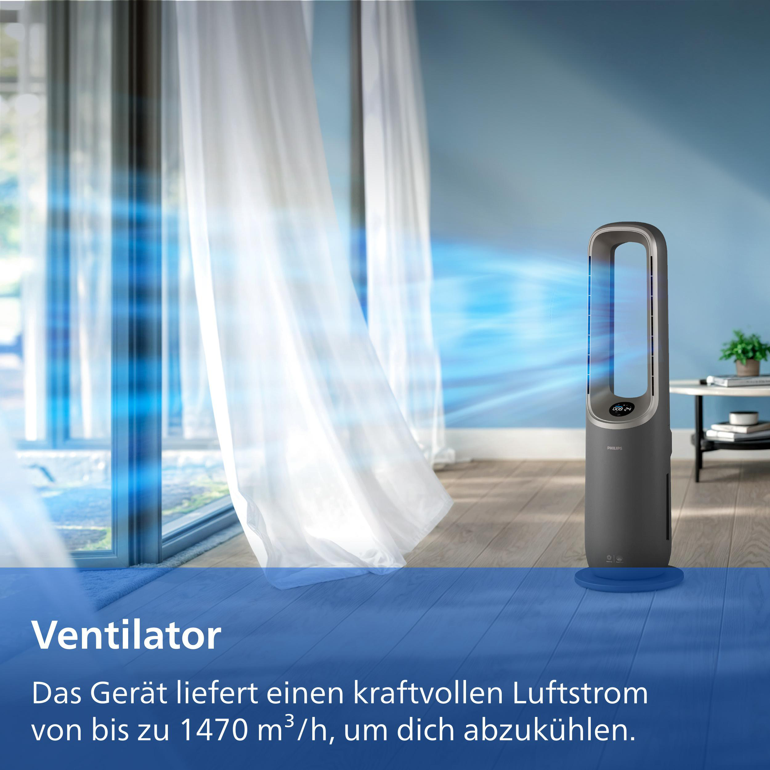 Ein moderner Turmventilator erzeugt einen blauen Luftstrom vor weißen Vorhängen.
