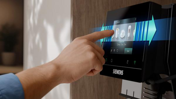 Eine Hand berührt den Touchscreen einer Siemens-Kaffeemaschine mit Getränkeoptionen.