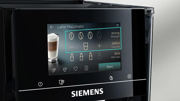 Bildschirm einer Kaffeemaschine zeigt Latte Macchiato mit Einstellungen.