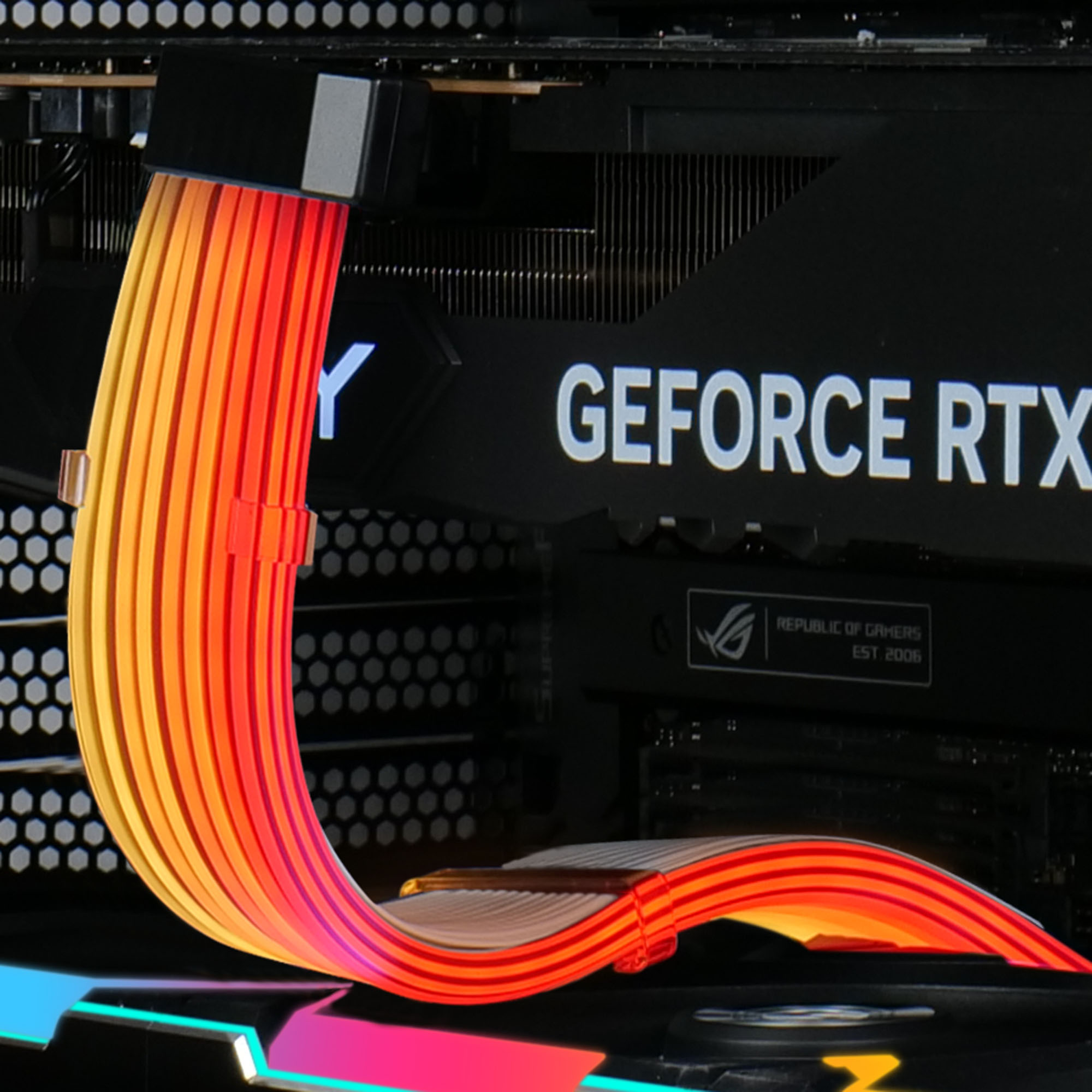 RGB-Kabel verbindet sich mit einer Grafikkarte mit "GEFORCE RTX"-Schriftzug.