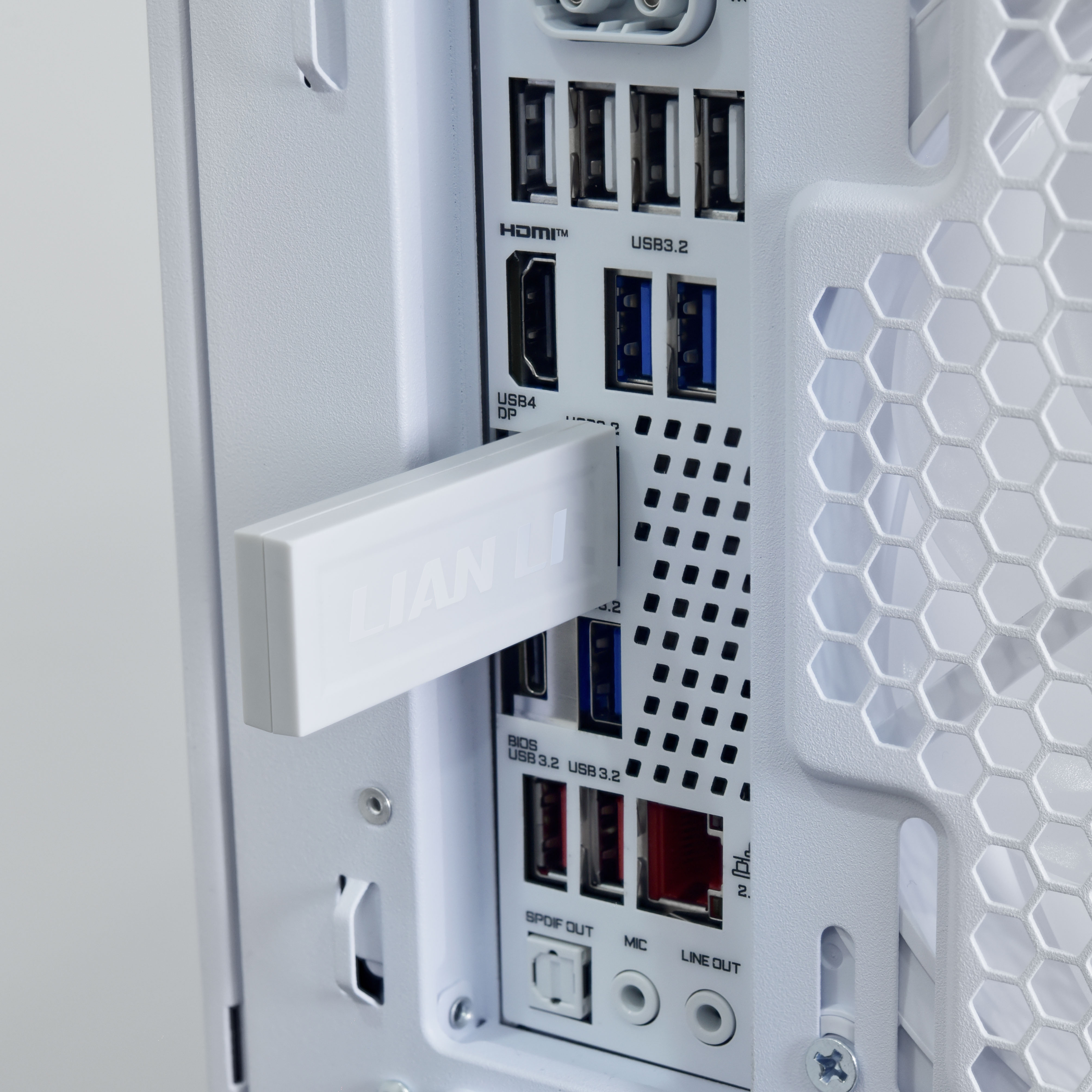 Weiße PC-Rückseite mit Anschlüssen wie HDMI, USB 3.2, USB4, DP.