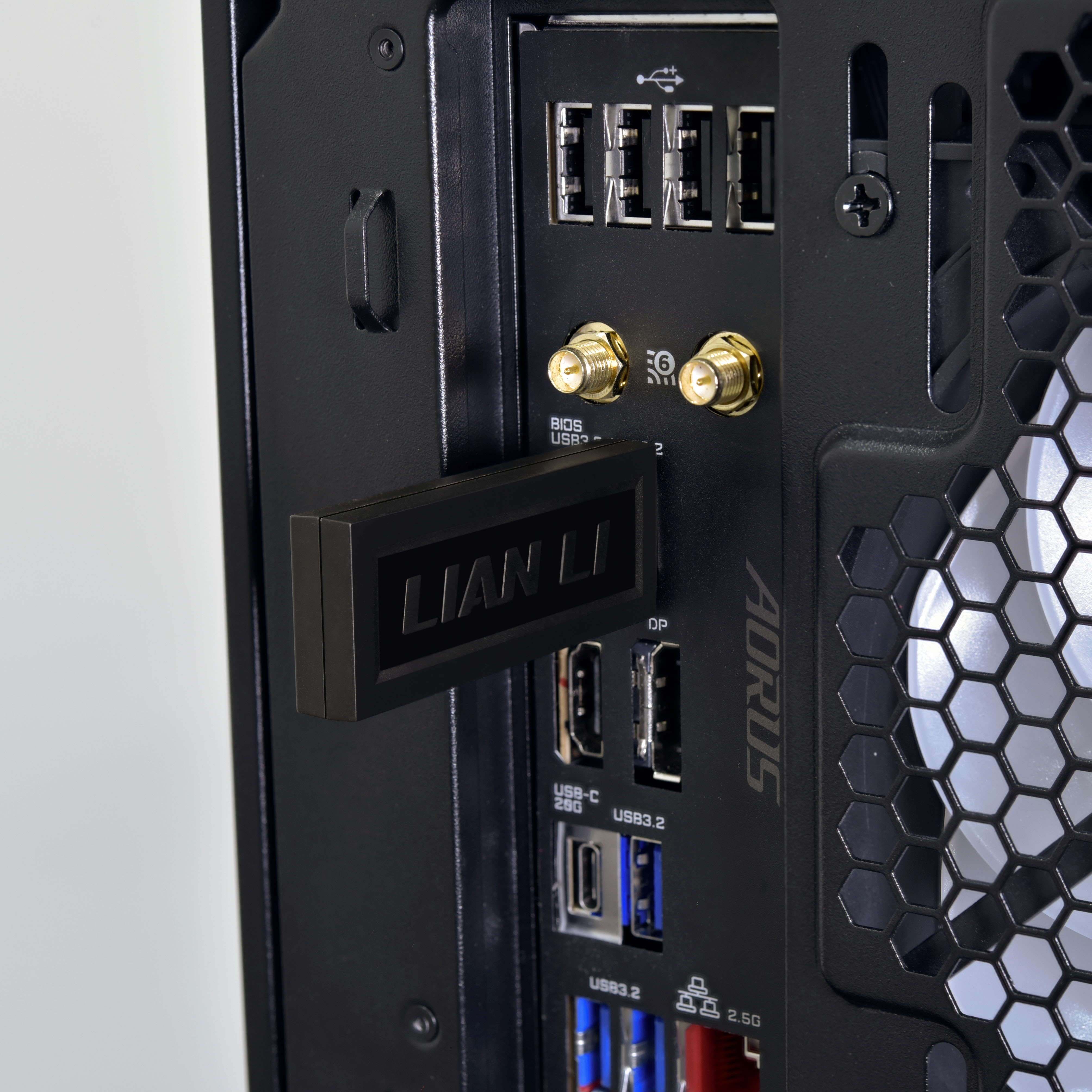 Ein schwarzer USB-Adapter ist in einen PC-Anschluss eingesteckt.