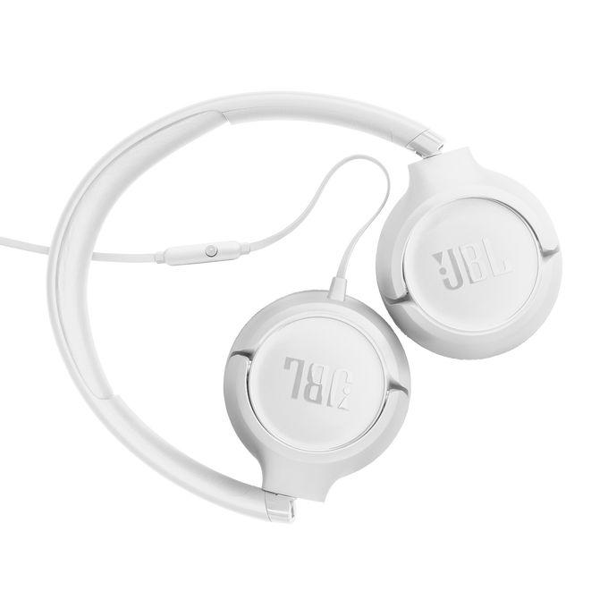 Auriculares JBL blancos con fondo negro. Los auriculares están plegados.