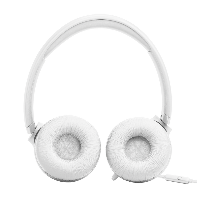 Auriculares blancos de diadema con almohadillas, sobre fondo negro.