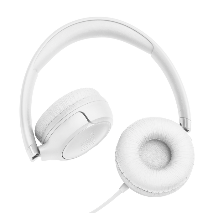Auriculares blancos con almohadillas y diadema ajustable, sobre fondo negro.
