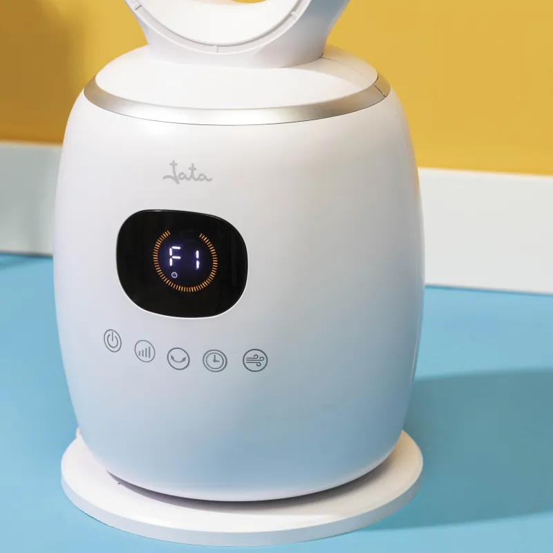 Un purificador de aire blanco con pantalla digital y botones de control.