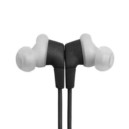 Auriculares negros con almohadillas blancas, aislados sobre fondo negro.