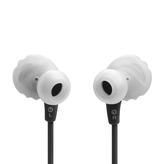 Auriculares blancos con cables oscuros, marcados L y R.
