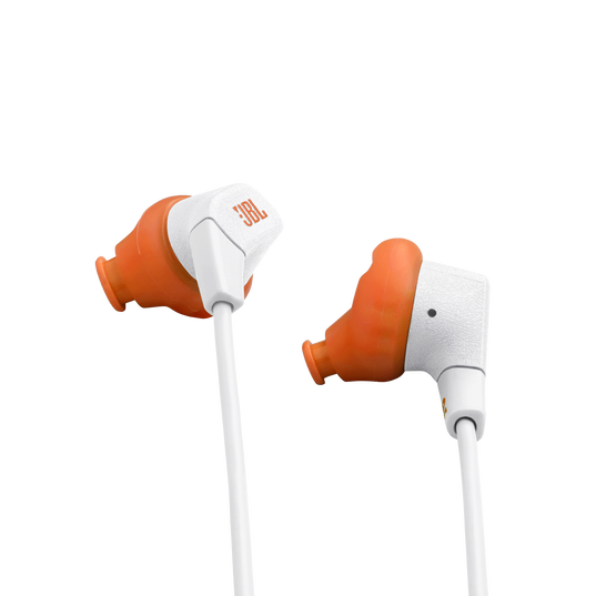 Auriculares JBL blancos y naranjas con detalles blancos texturizados y cables blancos.