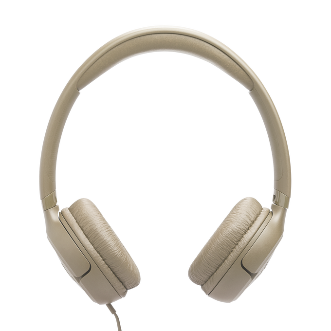 Auriculares beige con almohadillas y diadema acolchadas, sobre fondo negro.