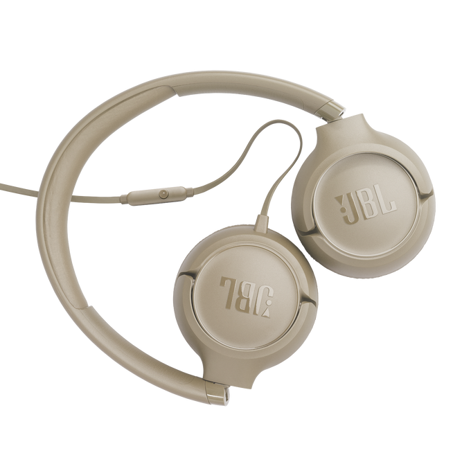 Auriculares JBL beige con fondo negro. Los auriculares tienen una diadema flexible.