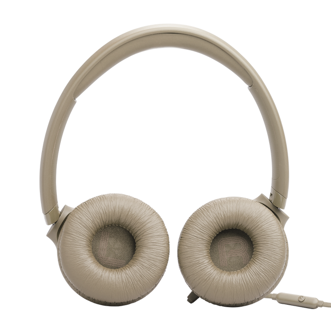 Auriculares beige con almohadillas acolchadas y diadema. Fondo negro.