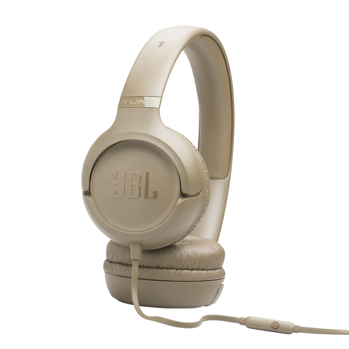 Auriculares JBL beige con cable y micrófono en línea, sobre fondo negro.