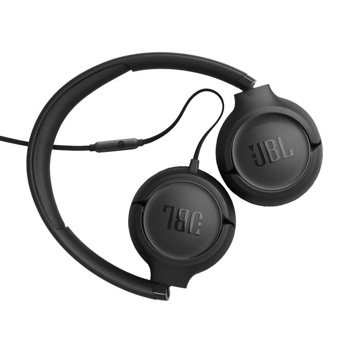 Auriculares JBL negros con cable y controles en línea sobre fondo negro.