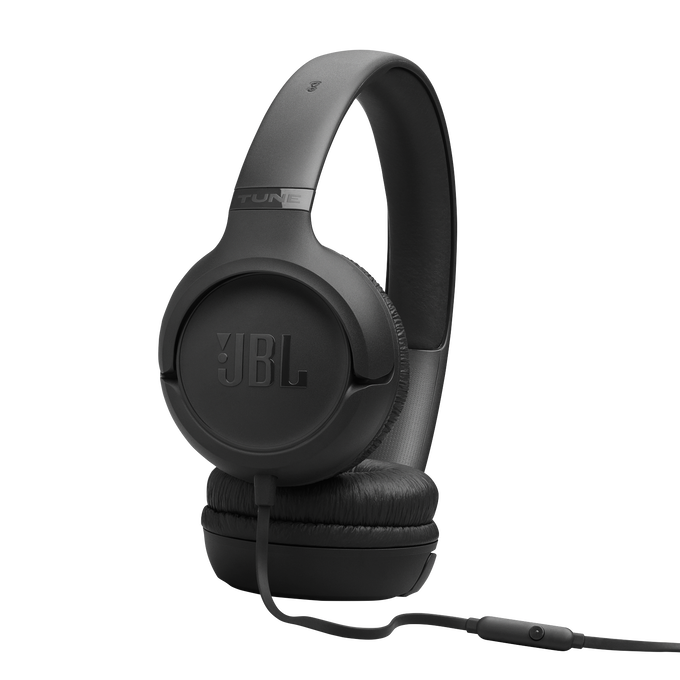 Auriculares JBL negros con cable y mando en fondo negro.