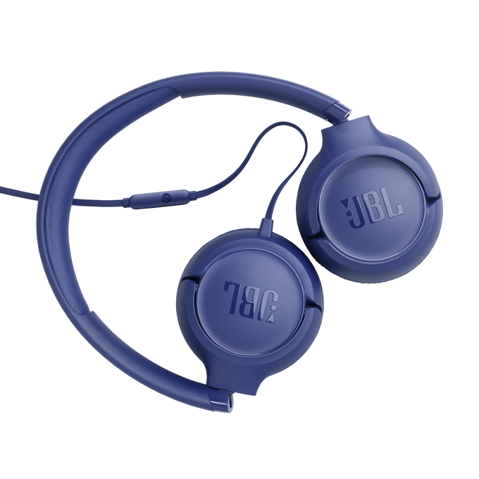 Auriculares JBL azules con diadema y cable sobre fondo negro.