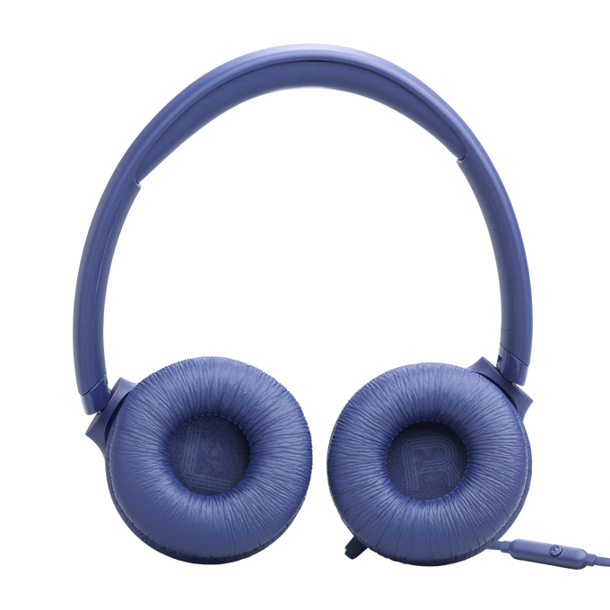 Auriculares azules con almohadillas y diadema. Aislados en negro.