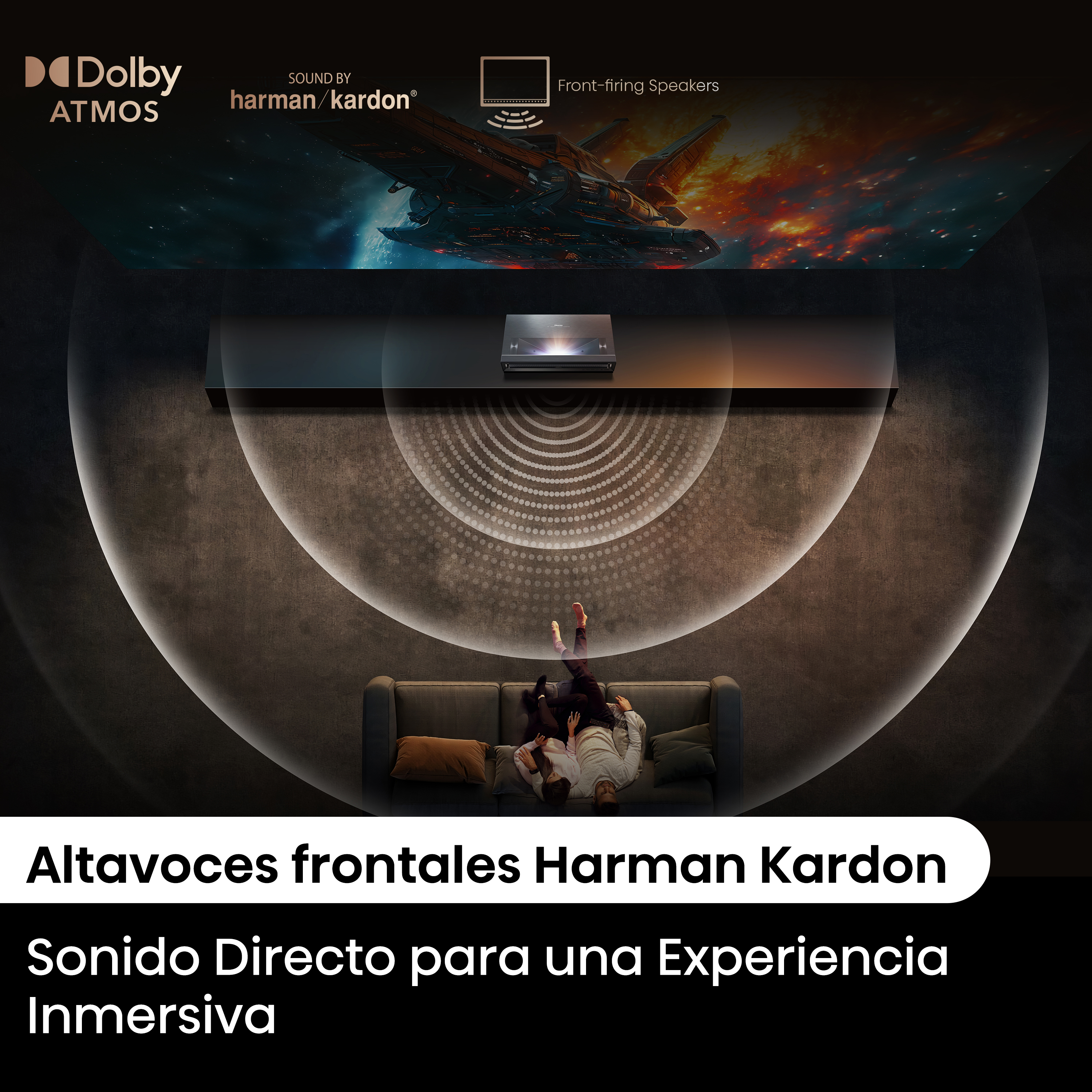 Un proyector con altavoces Harman Kardon, mostrando una pareja en un sofá.