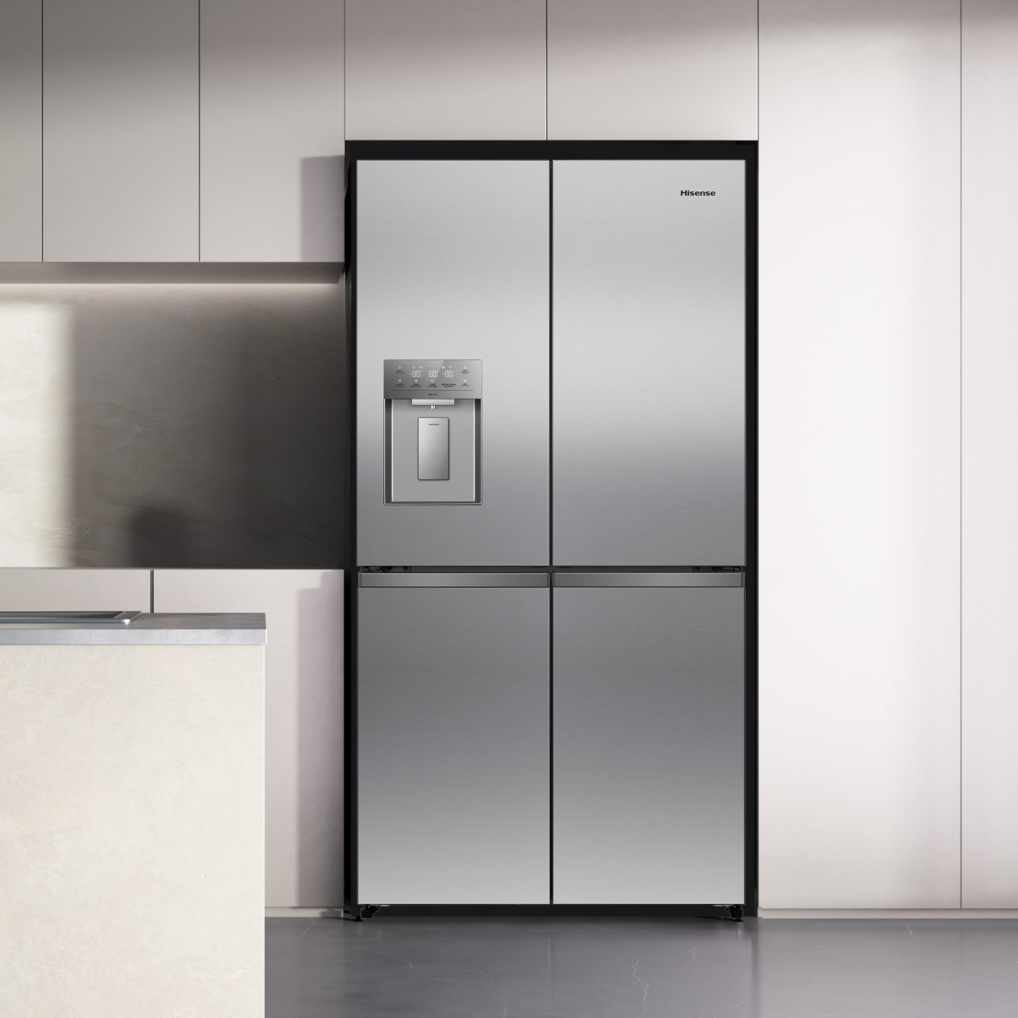 Refrigerador de acero inoxidable con dispensador de agua en cocina moderna.