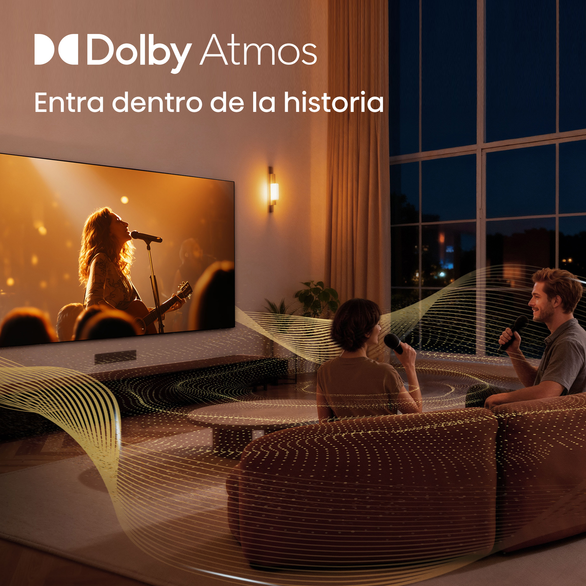Una pareja canta con micrófonos mientras un concierto suena en un TV.