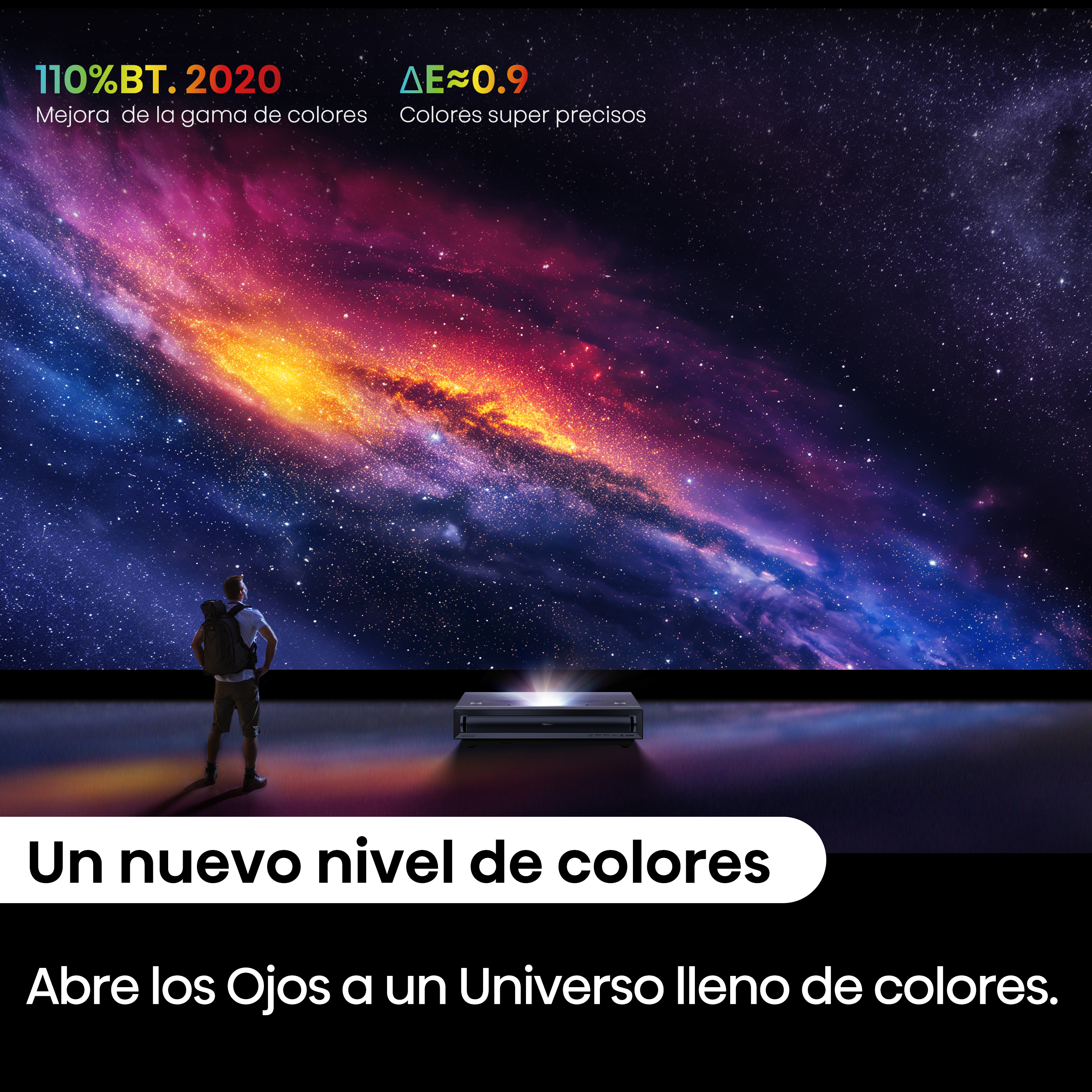 Un hombre con mochila frente a un proyector que muestra un cielo estrellado.