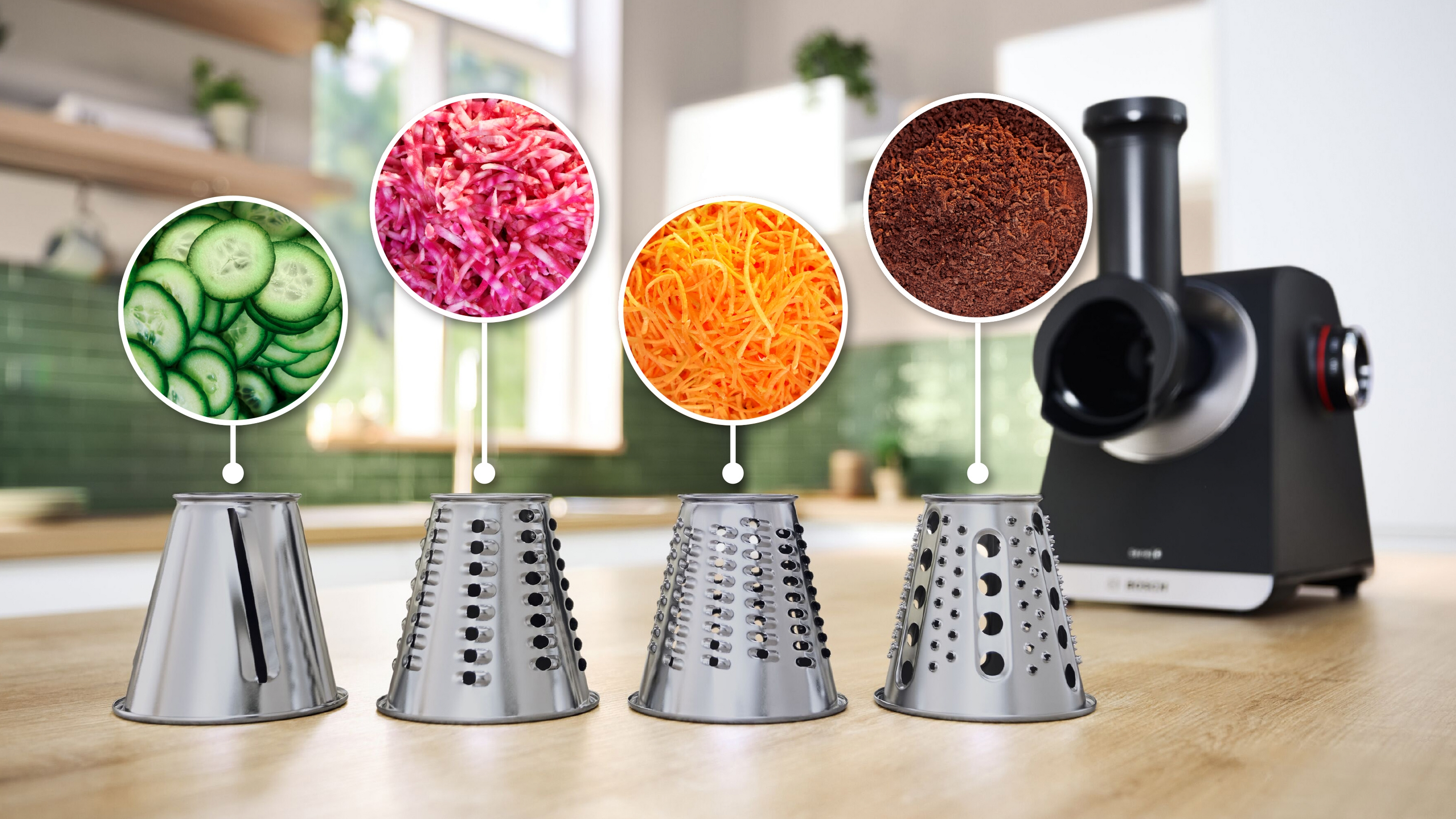 Küchenmaschine mit vier Aufsätzen: Gurken, Rüben, Karotten und Kaffee.