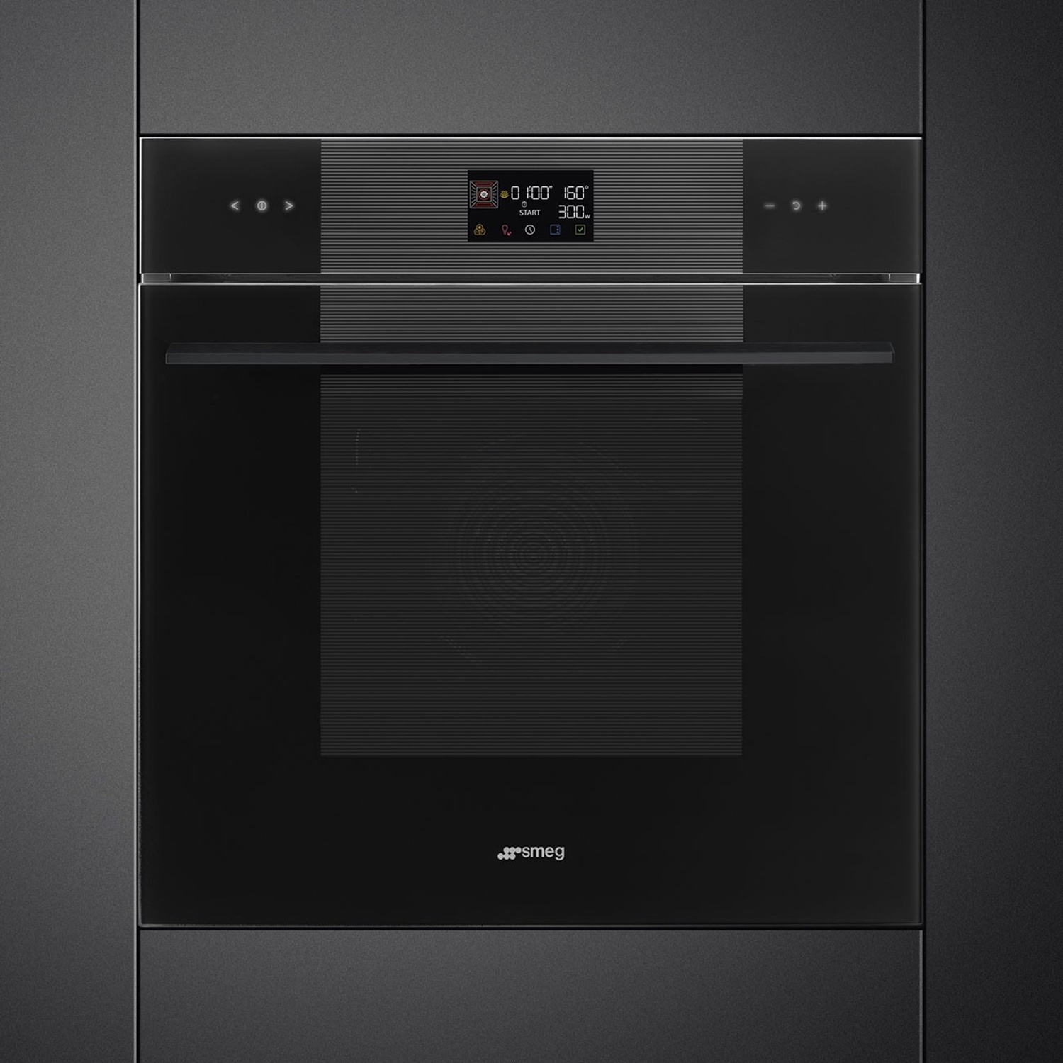 Un forno da incasso moderno e nero con display digitale e pulsanti di controllo.