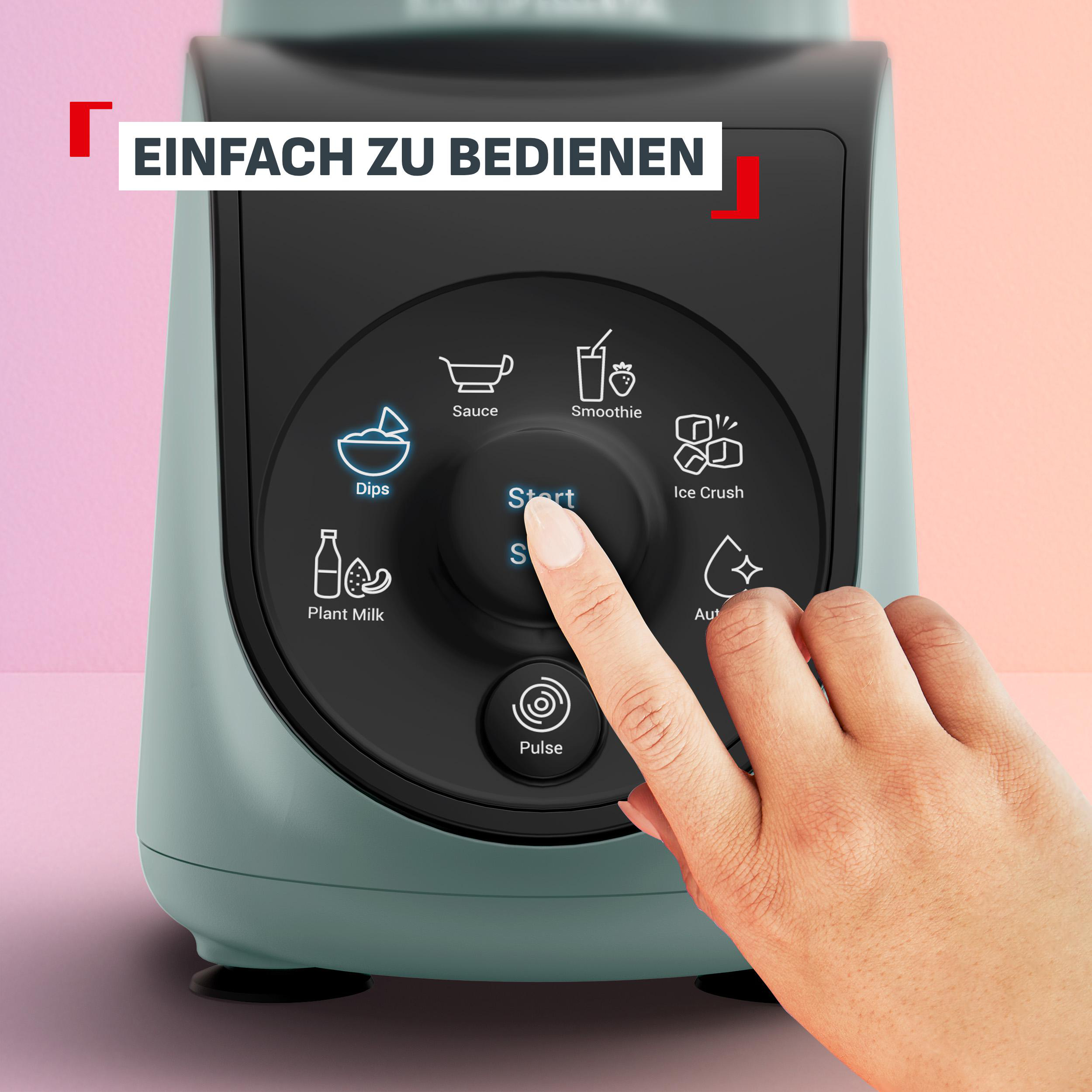 Eine Hand drückt den Startknopf eines blauen Mixers mit verschiedenen Symbolen.