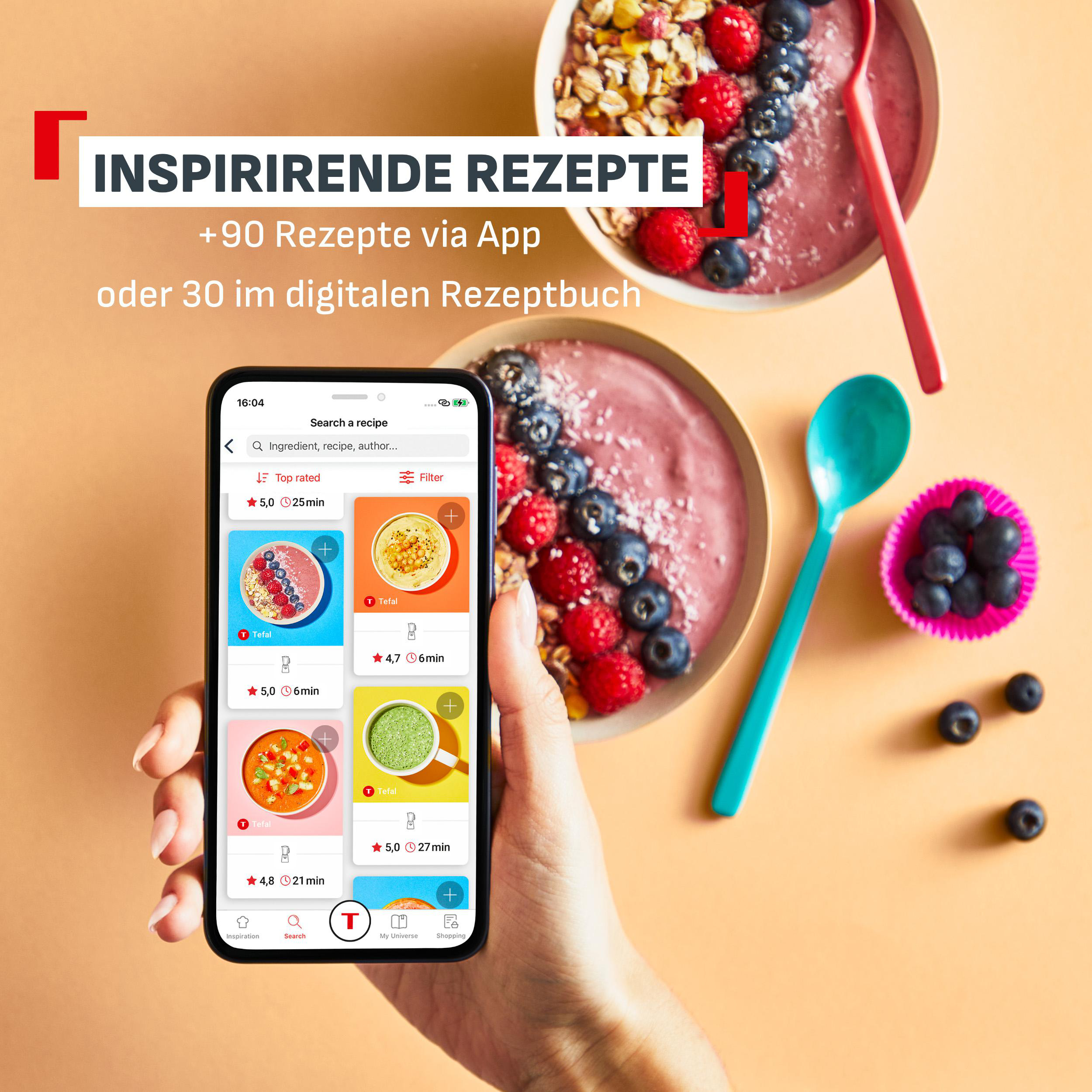 Hand hält Smartphone mit Rezept-App, im Hintergrund Smoothie-Bowls und Beeren.
