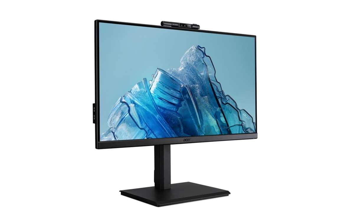 Egy fekete Acer monitor webkamerával fehér háttér előtt.