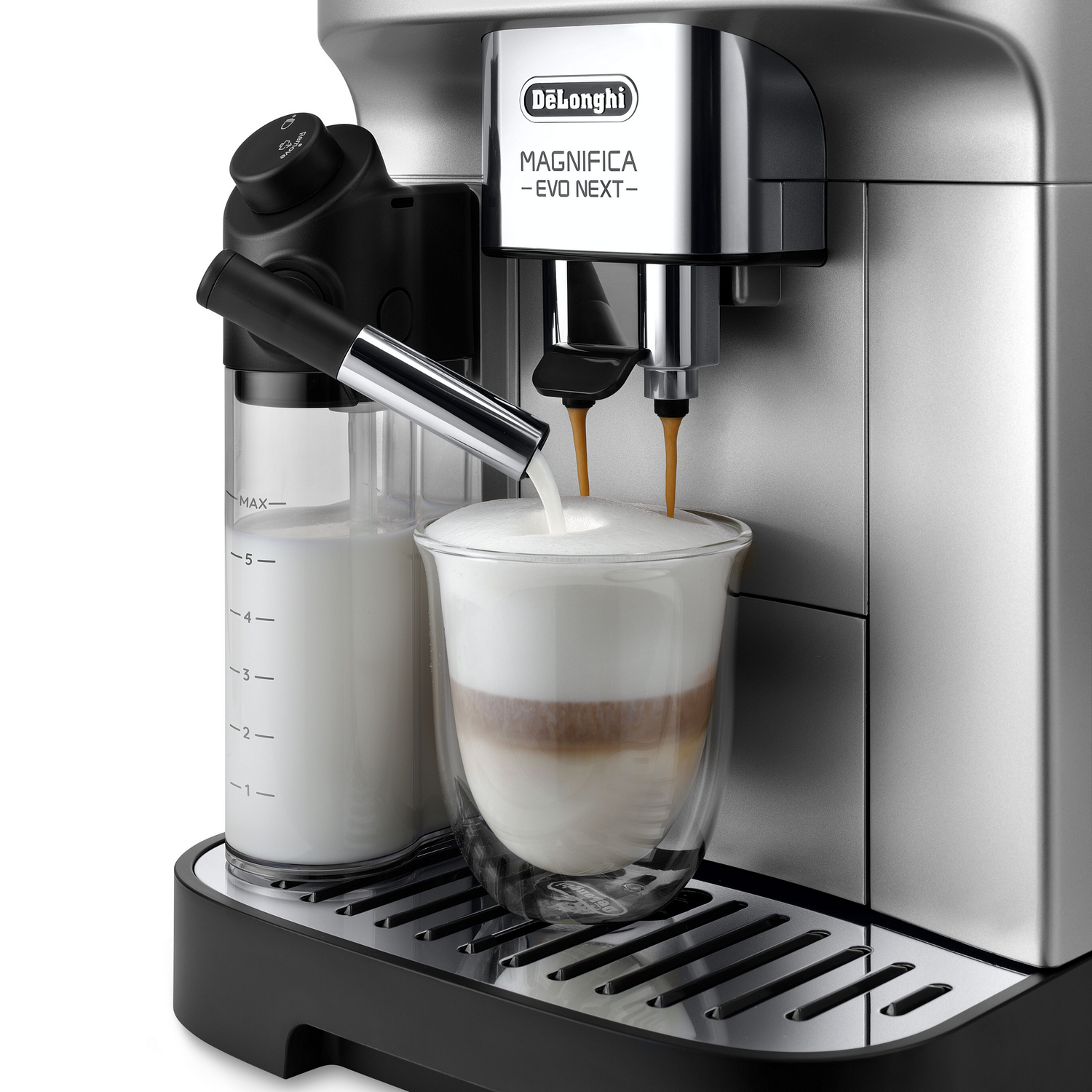 Una cafetera DeLonghi plateada prepara un latte en un vaso.